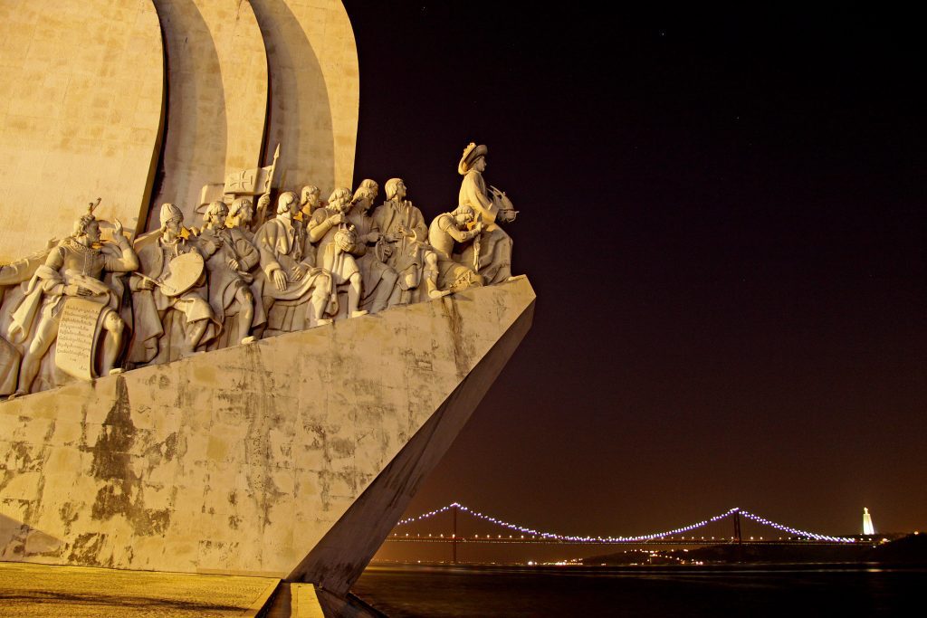 Estátua dos Navegadores em Lisboa com paisagem para a ponte 25 de Abril